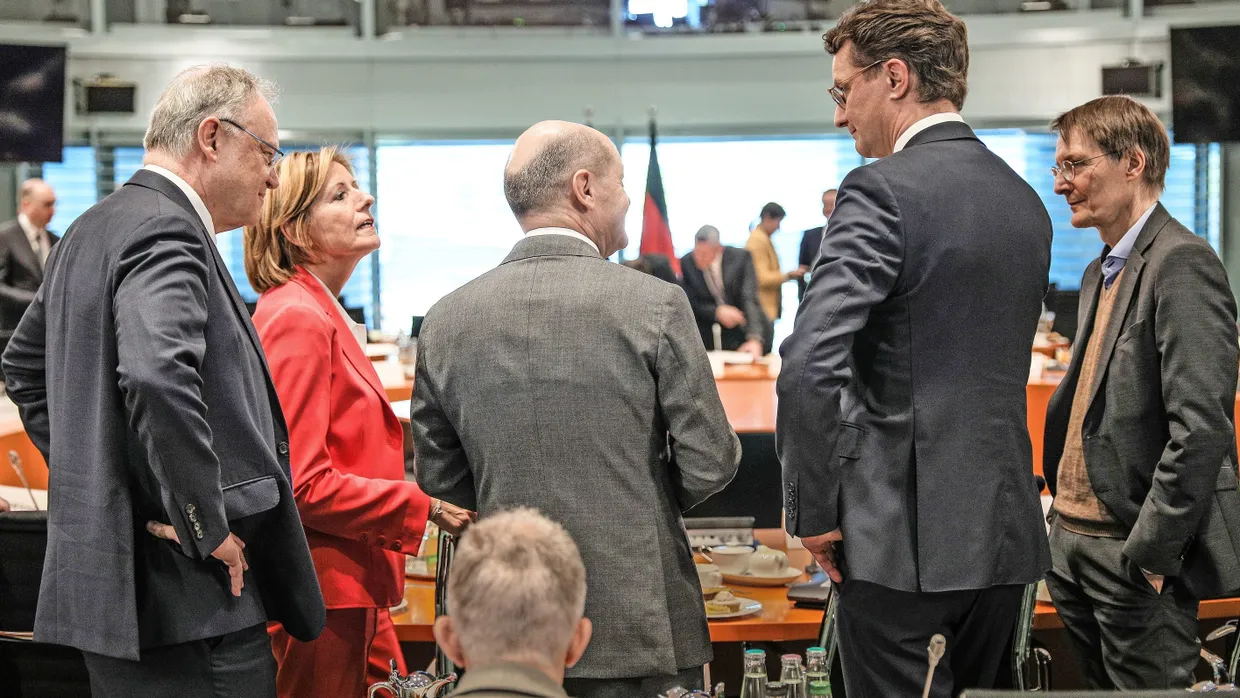 Schwierige Gespräche: Stephan Weil, Malu Dreyer, Olaf Scholz, Hendrik Wüst und Karl Lauterbach