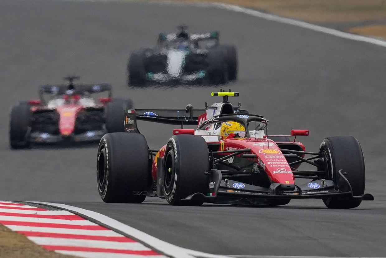 Lewis Hamilton wird im Ferrari Dritter hinter den Mercedes-Piloten.