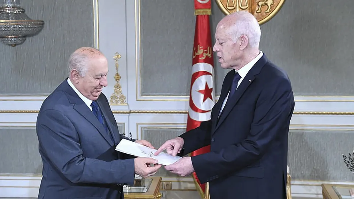 Sadok Belaid, der Vorsitzende des Verfassungskomitees, überreicht Präsident Saïed (rechts) Ende Juni in Tunis einen Entwurf der neuen Verfassung.