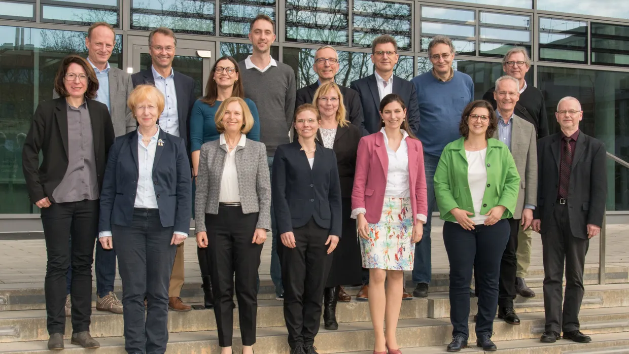 Neu zusammengesetzt: Mitglieder der aktuellen Berufungsperiode der StiKo. Neue Vorsitzende sind Klaus Überla (hinten, zweiter von links) und Marianne Röbl-Mathieu (vorne, dritte von links).