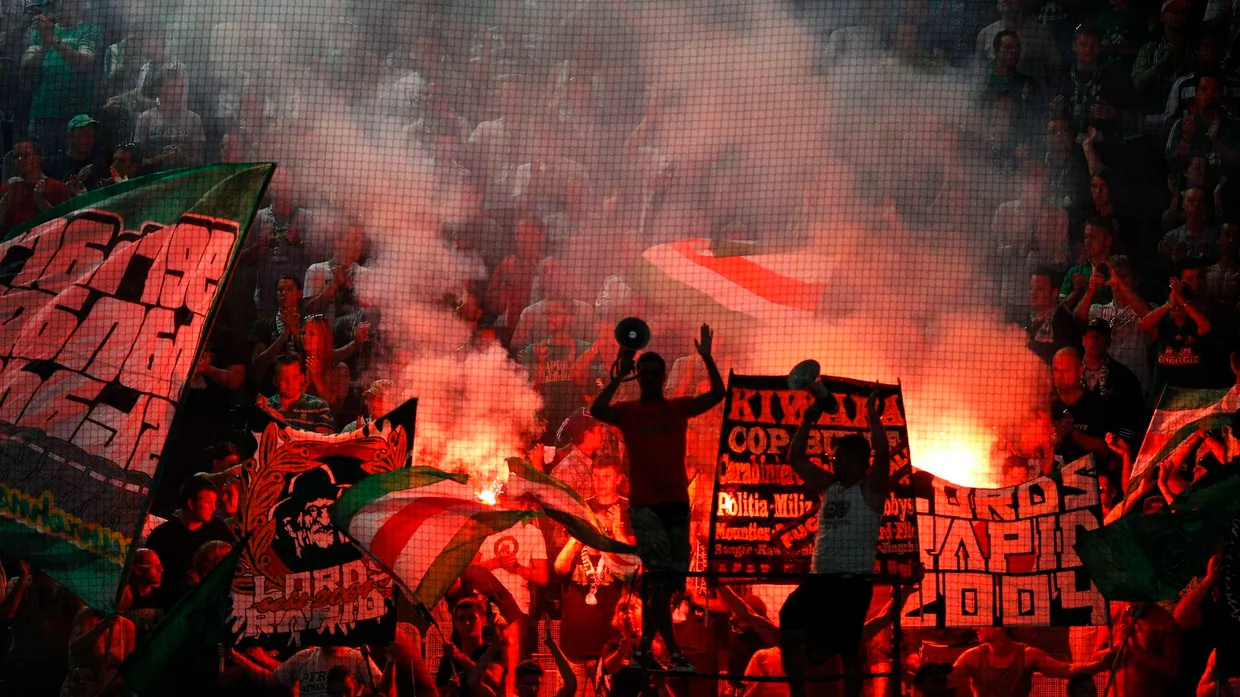 Anhang mit Pyrotechnik: die Fans von Rapid Wien