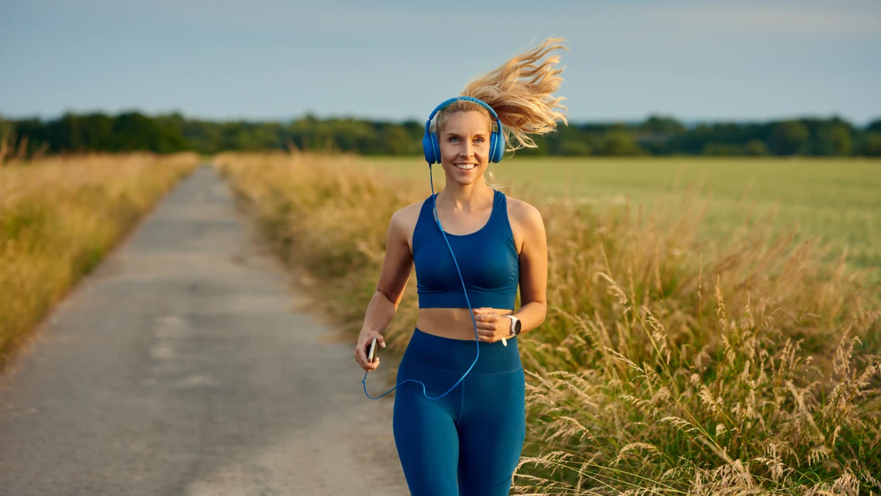 Joggen stärkt Herz und Kreislauf – für langfristige Fitness empfiehlt die Sportwissenschaft aber die Kombination aus Ausdauer- und Krafttraining.