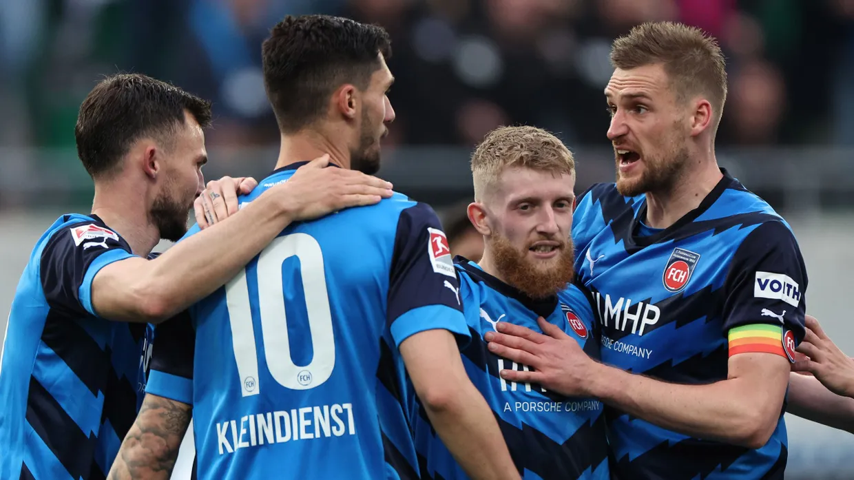 Ein gewohntes Bild: Am Ende feiern die Spieler des 1. FC Heidenheim.
