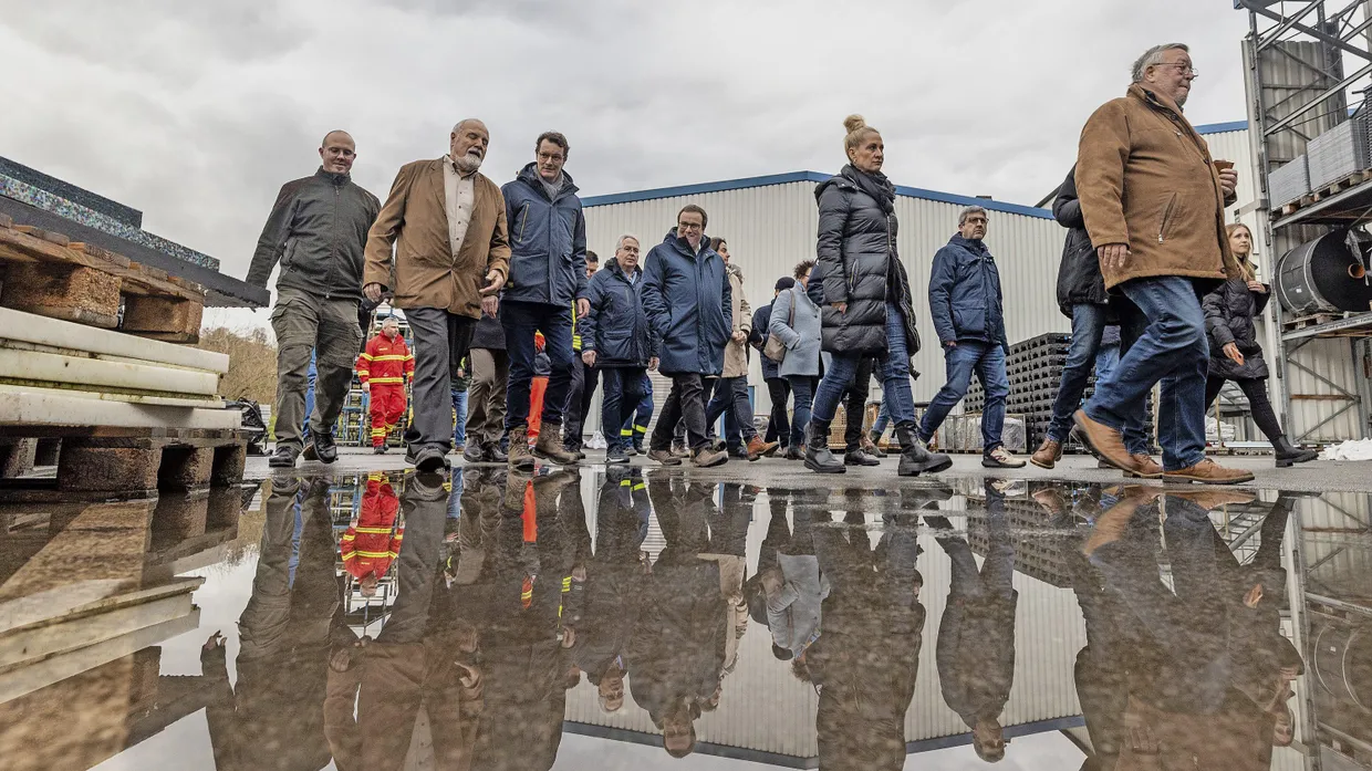 Hochwasser-Warnstufe drei: Auch in Nordrhein-Westfalen bleibt die Lage angespannt, deswegen schaut Ministerpräsident Wüst (Dritter von links) in Vlotho vorbei.