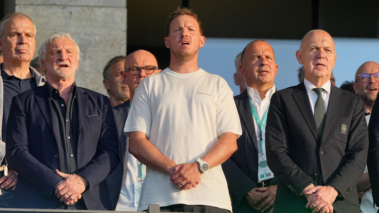 Bundestrainer Julian Nagelsmann zusammen mit DFB-Sportdirektor Rudi Völler und DFB-Präsident Bernd Neuendorf beim DFB-Pokalfinale in Berlin (Archiv)