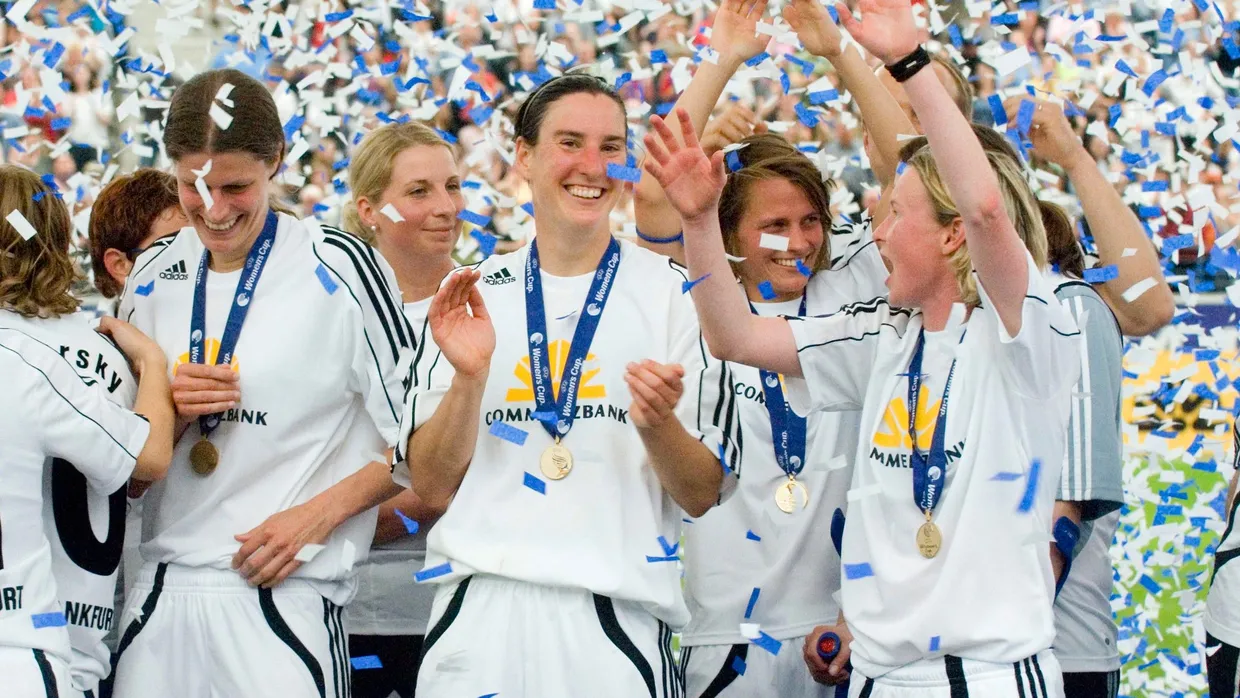 Der letzte große Feiertag: Im Mai 2008 gewinnen die Frankfurterinnen den Uefa-Cup. Nun wollen sie auch in der Champions League im Konfettiregen stehen.