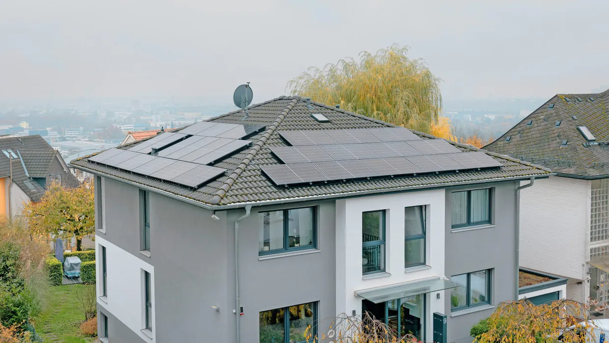 Strom vom Dach: Frankfurt fördert mit dem Programm „Klimabonus“ die Umstellung auf erneuerbare Energien.