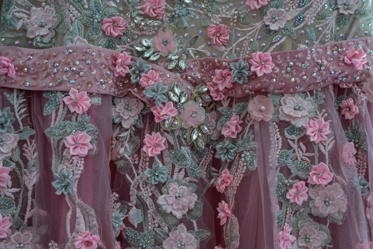 Un poco de brillo: los detalles del vestido de quinceañera de Martínez