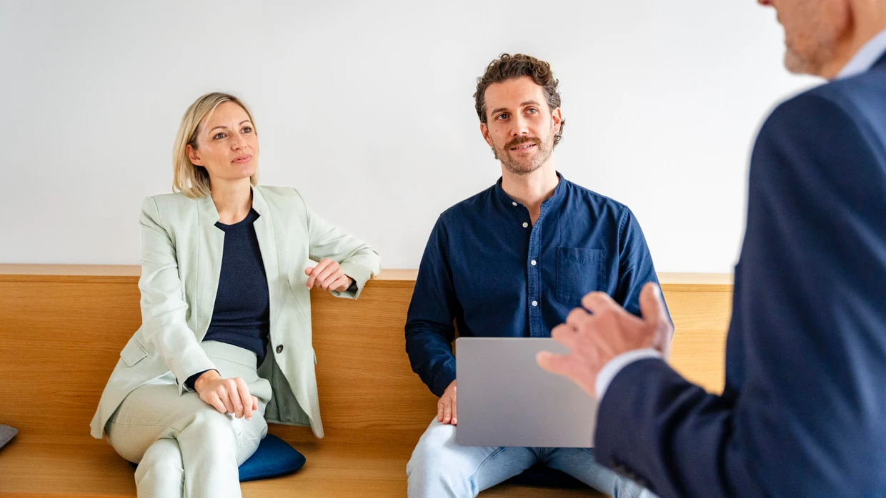 Wer verdient hier wie viel? Das Entgelttransparenzgesetz verbietet eine geschlechterbedingte Entgeltbenachteiligung.