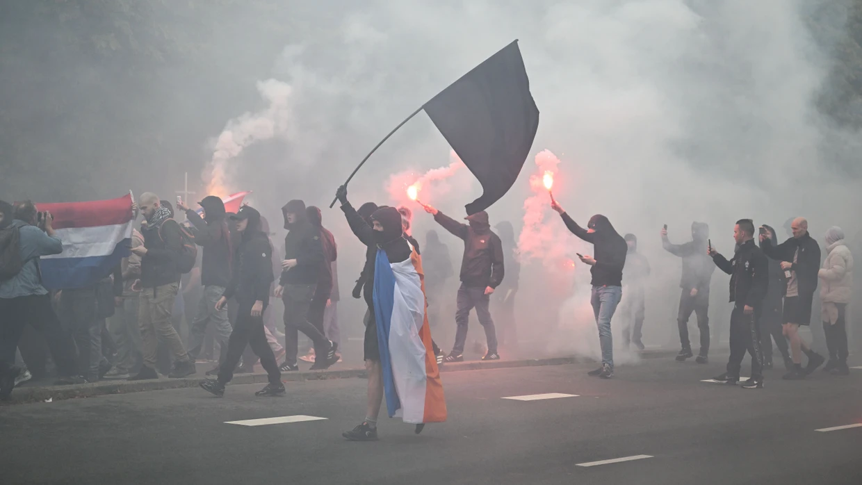 19.09.2026, Niederlande, Den Haag: Demonstranten nehmen an einer Demonstration rechtsextremer Gruppen gegen die Einwanderungs- und Asylpolitik teil. Foto: Mouneb Taim/AP/dpa +++ dpa-Bildfunk +++