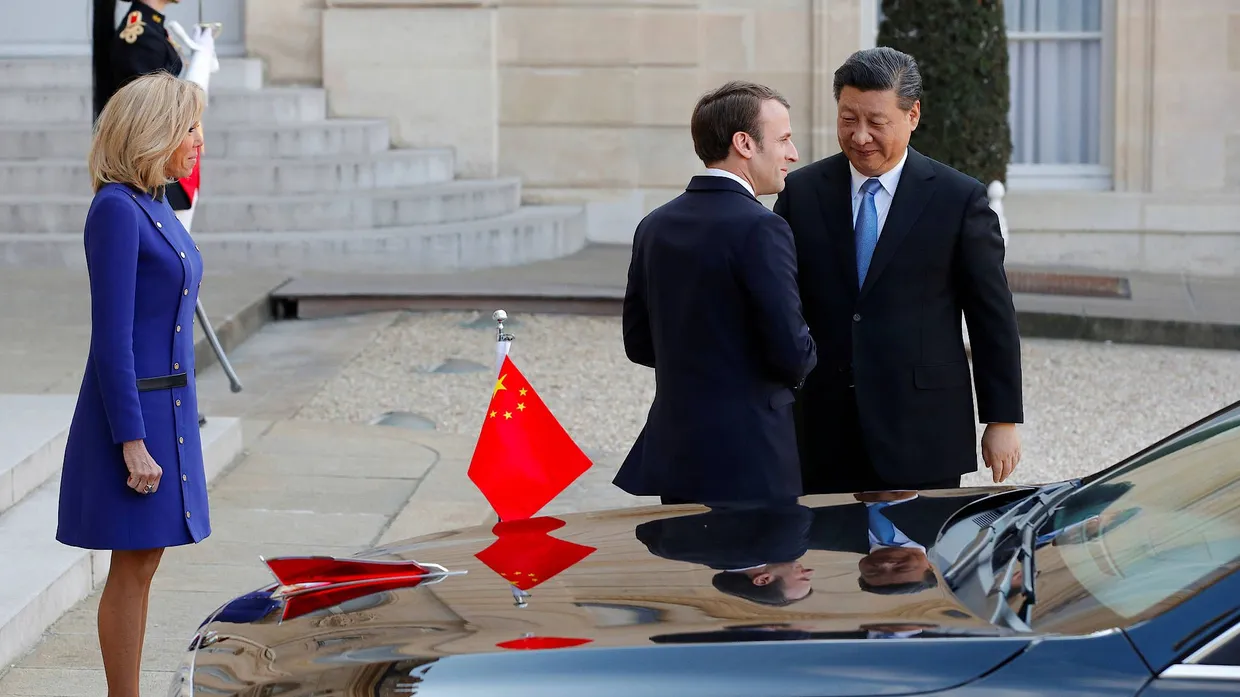 Emmanuel Macron und seine Frau Brigitte begrüßen Xi Jinping in Paris.