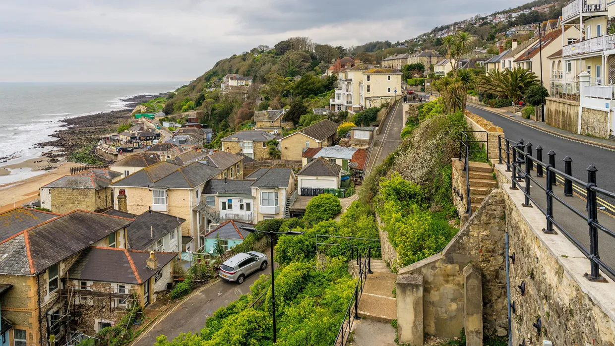 Dieser Ausblick entspannt: Auf der Isle of Wight, wie hier in Ventnor, lebt und wohnt es sich noch ruhig und beschaulich.