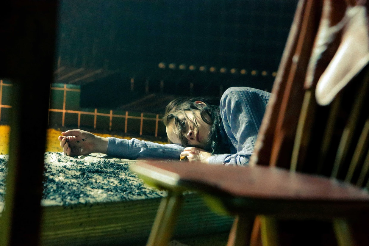 Der wacklige Stuhl und Rolf Peter Brinkmann, sie passen gut zusammen. Das Schreibtischmöbel müsste aber nicht unbedingt in Köln stehen.