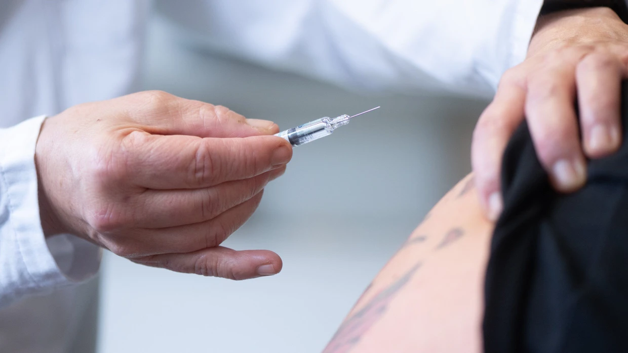 Eine Dresdner Ärztin hält eine Spritze mit einem Influenza-Impfstoff bereit.