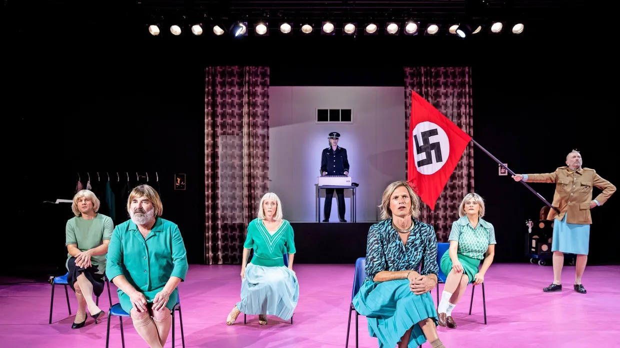 Mitläufer, Täter, Opfer, alle haben Sannas Stimme: „Nach Mitternacht“ als Bühnenstück von Barbara Bürk wird während „Frankfurt liest ein Buch“ wieder am Schauspiel Frankfurt gespielt.