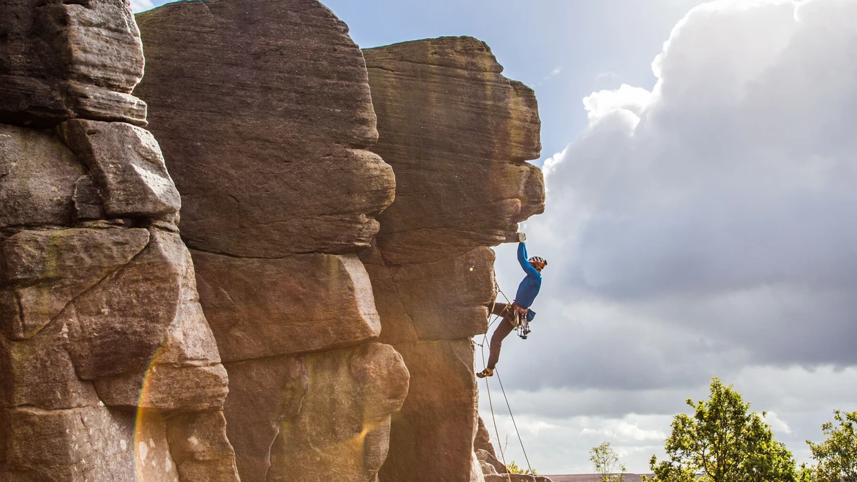 Im Fels: Jesse Dufton klettert am The Sentinal im Peak District in England