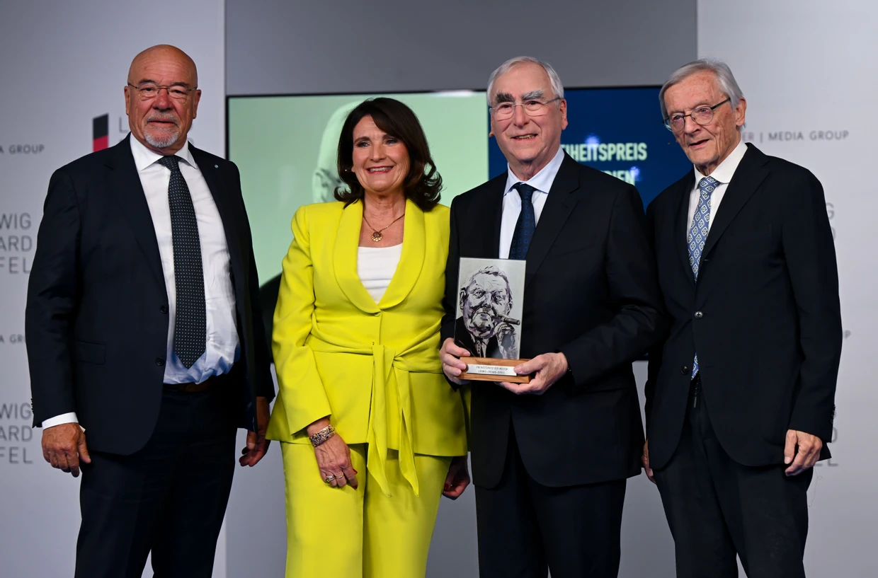 Der Ludwig-Erhard-Gipfel der Weimer Media Group am Tegernsee fand heuer ohne Wolfram Weimer statt. Christiane Goetz-Weimar konnte unter anderen Wolfram Hatz, den Präsidenten der Vereinigung der Bayerischen Wirtschaft, Theo Waigel und  Wolfgang Schüssel begrüßen. Der frühere Bundesfinanzminister erhielt einen „Freiheitspreis der Medien“.