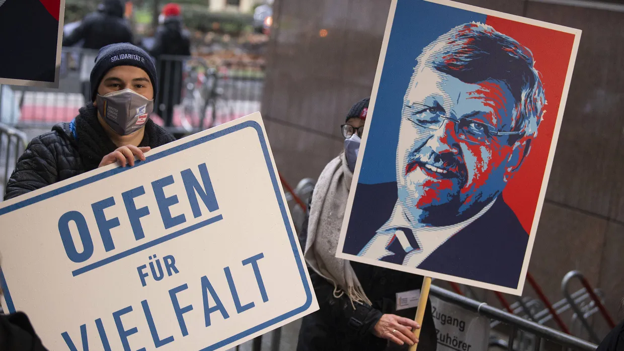 Unvergessen: Demonstranten zeigen ein Porträt Walter Lübkes beim Prozess gegen seinen Mörder Ende Januar in Frankfurt.