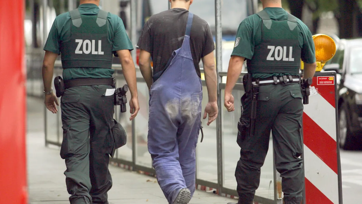 Festnahme: Zollbeamte und ein mutmaßlicher Schwarzarbeiter (Symbolbild)