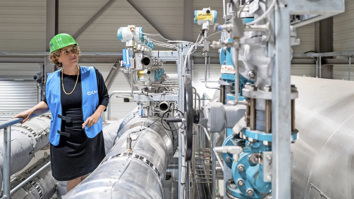Für 3500 Haushalte: Mannheims Umweltbürgermeisterin Diana Pretzell besichtigt die Flusswärmepumpe im Großkraftwerk ihrer Stadt. Schon jetzt produziert die Anlage 20 Megawatt Wärme.