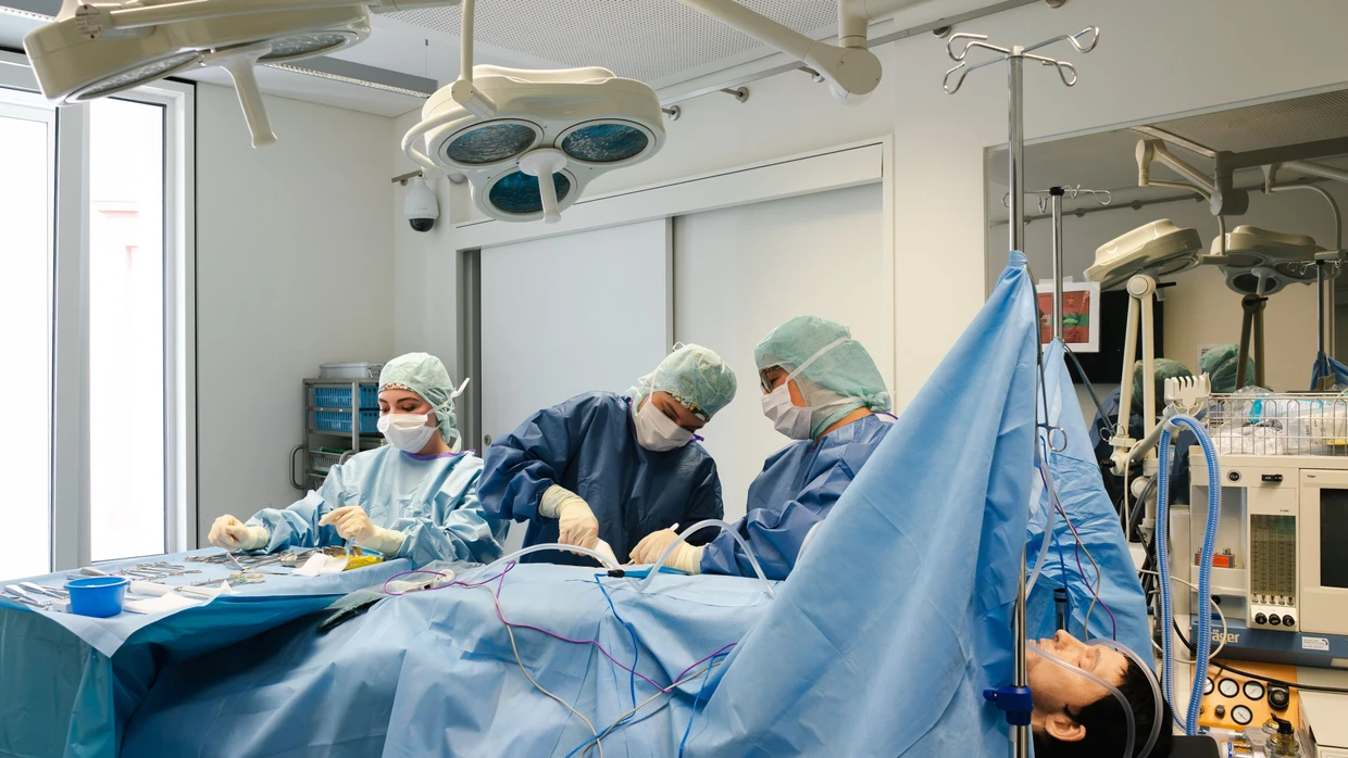Lehr-OP in Frankfurt: Noch existieren wenige Weiterbildungen in geschlechtssensibler Medizin.