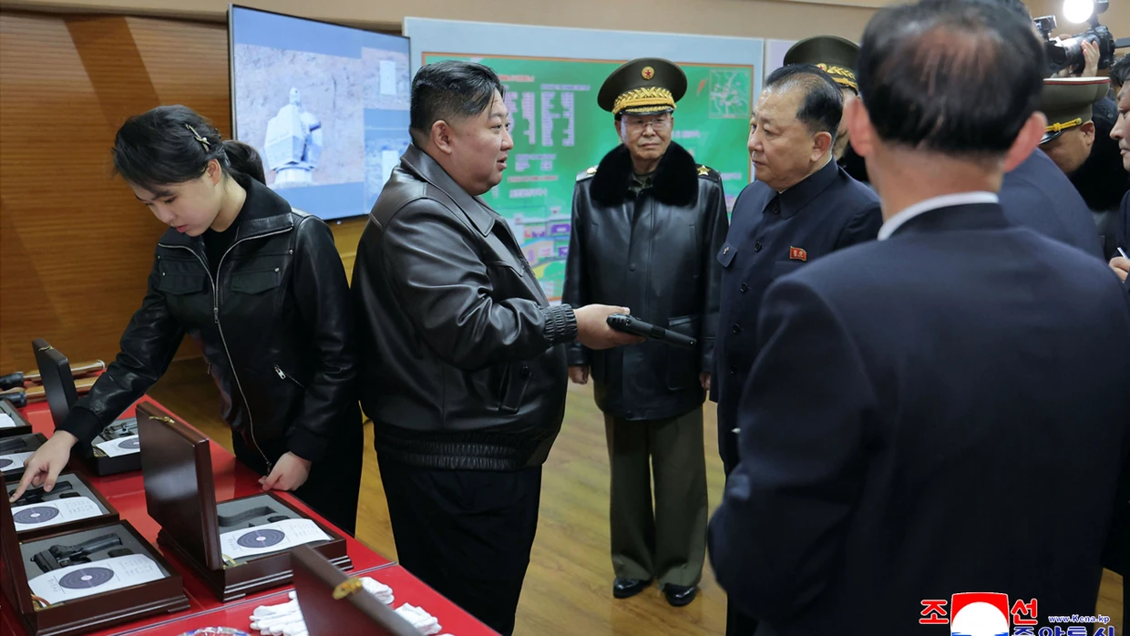 Fotos der nordkoreanischen Staatsnachrichtenagentur KCNA zeigen den nordkoreanischen Machthaber Kim mit seiner Tochter in einer Waffenfabrik.