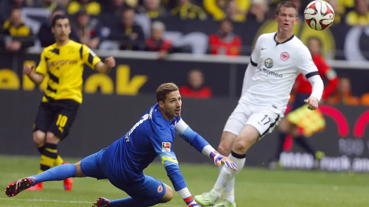 Unerfüllte Sehnsucht: Eintracht-Torwart Trapp und Verteidiger Madlung blicken Ball und Zielen hinterher