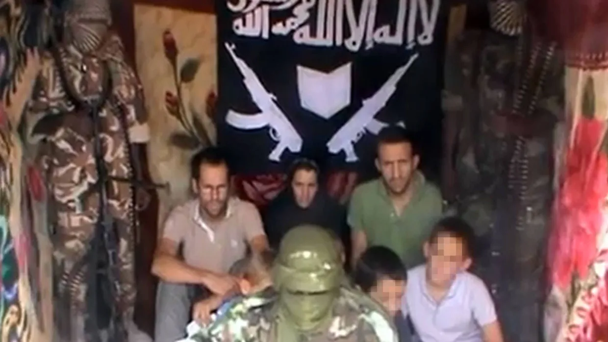 Ein auf der Videoplattform YouTube aufgetauchtes Bild soll die entführte französische Familie in der Gewalt ihrer Geiselnehmer zeigen.