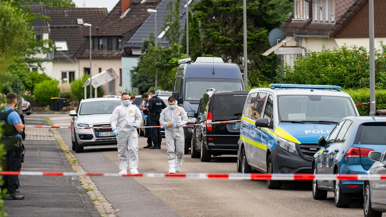 Bluttat in Wiesbaden: Polizei und Spurensicherung vor einem Haus im Ortsteil Kohlheck.