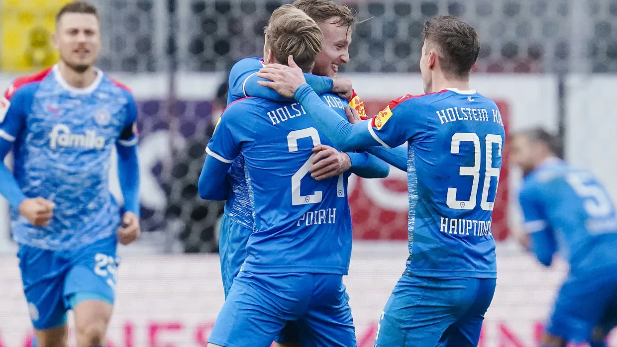 Kiel darf auch in Sandhausen jubelt und bleibt auf Platz eins.