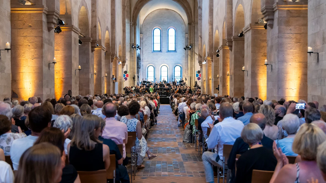 Voll besetzt: Das hr-Sinfonieorchester und die Trompeterin Lucienne Renaudin Vary eröffnen das Rheingau Musik Festival in Kloster Eberbach.