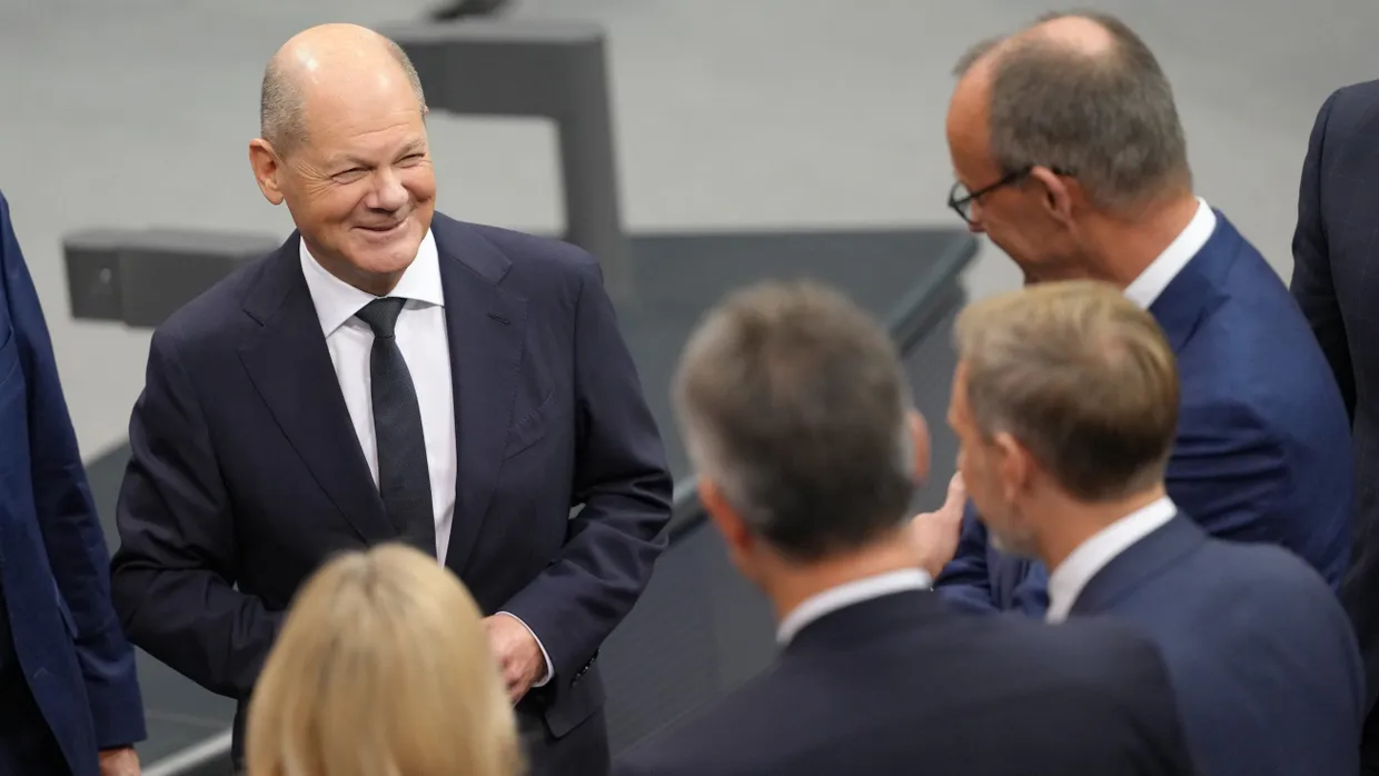 Bundeskanzler Olaf Scholz (SPD) und Oppositionsführer Friedrich Merz (CDU) sowie der entlassende Finanzminister Christian Lindner (FDP) am 13. November im Bundestag