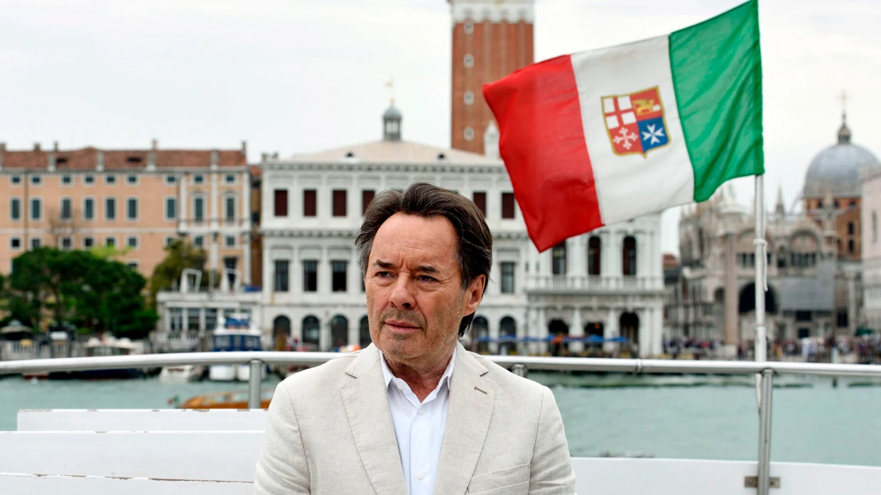 Commissario Brunetti (Uwe Kockisch) in einer Szene der Folge „Stille Wasser“