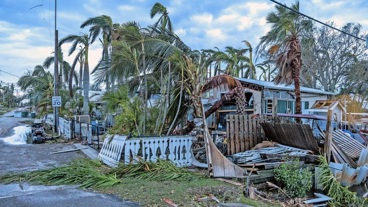 Mit Wucht auf Land getroffen: Hurrikan Milton hat, wie hier in Bradenton, in vielen Orten Bäume entwurzelt und Häuser beschädigt.