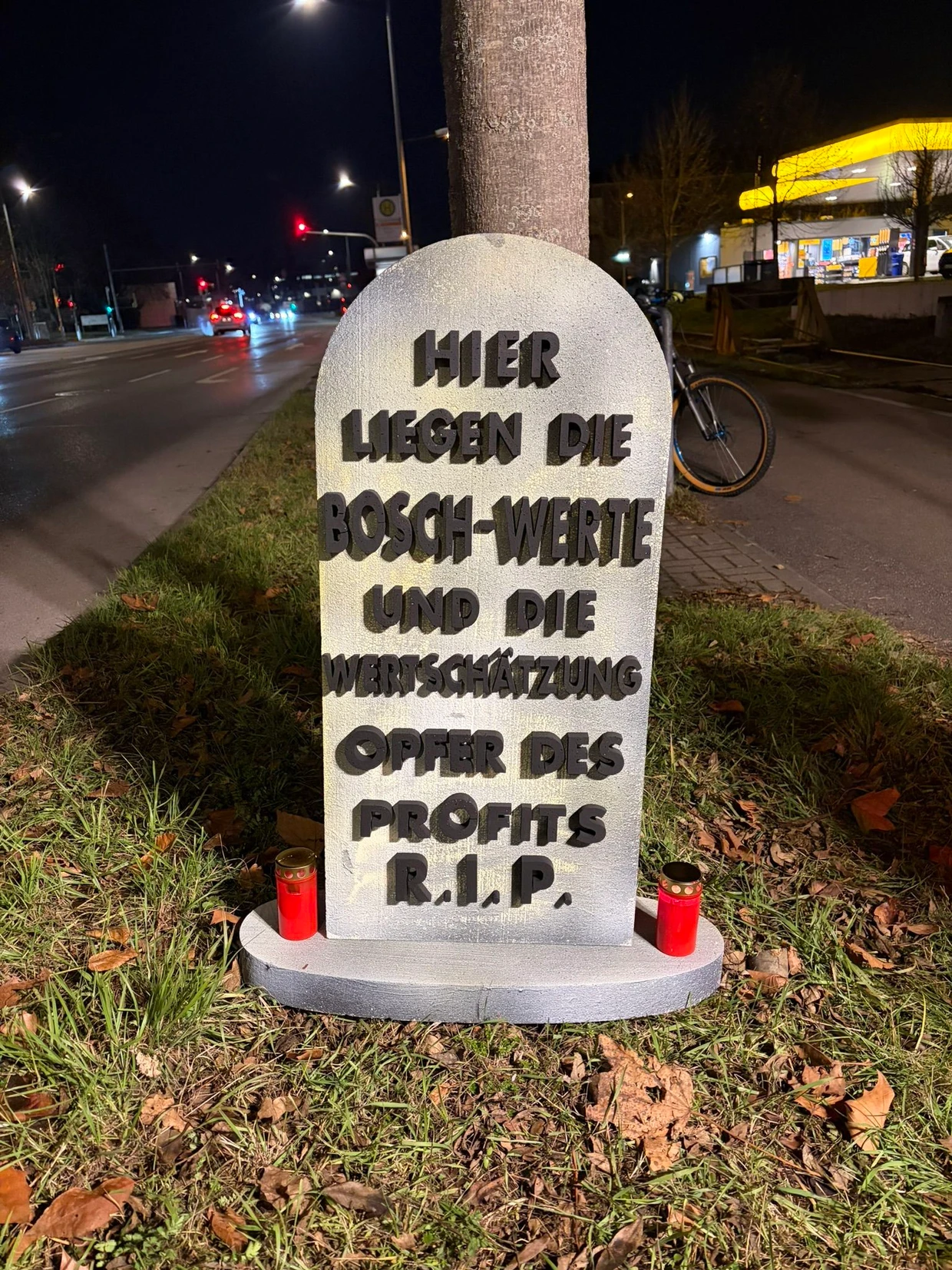 Symbolischer Grabstein bei der 36-Stunden-Mahnwache bei Bosch vor dem Werk Feuerbach.