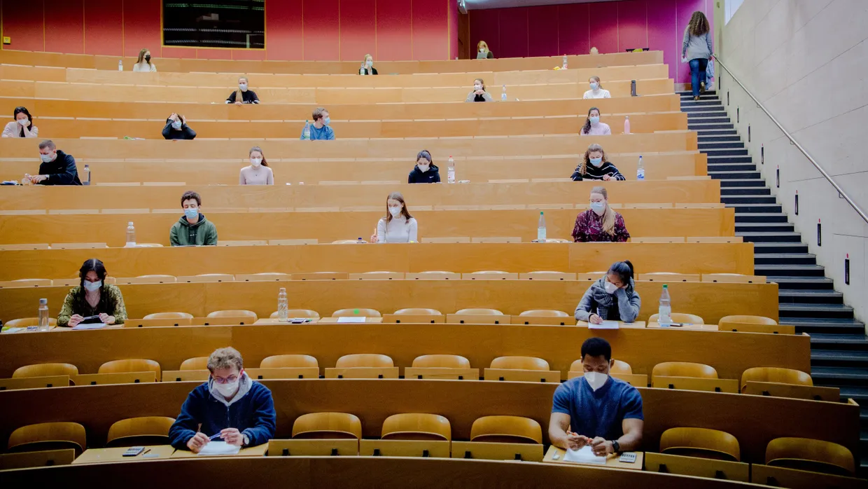 Soll bald wieder voll besetzt sein: Klausur im Hörsaal am Campus Riedberg in Frankfurt.