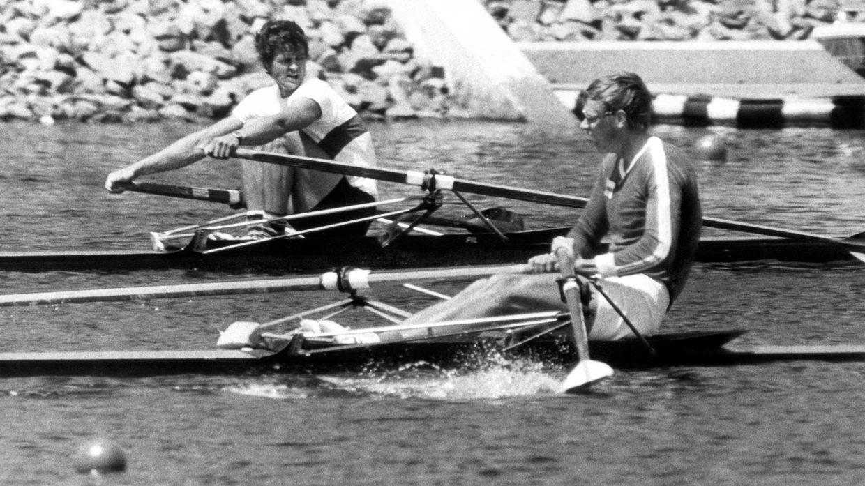 Schlag ins Wasser: Peter-Michael Kolbe (hinten) wird im dramatischen Kampf um Gold bei den Olympischen Sommerspielen in Montreal noch vom Finnen Pertti Karppinen überholt.