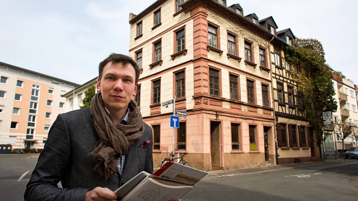 Gästeführer mit Diplom: Mikael Horstmann vor Fachwerkhäusern an der Ecke von Dreikönigsstraße und Oppenheimerstraße in Sachsenhausen.