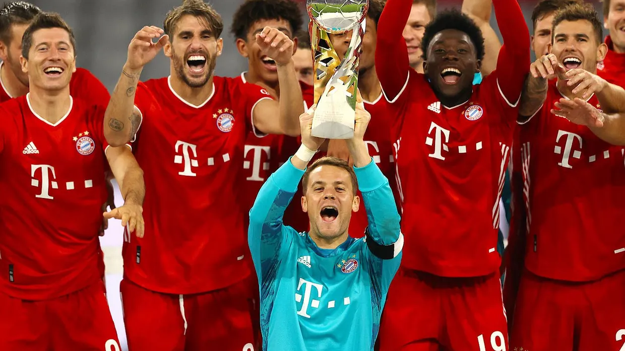 Gewohntes Bild: Kapitän Manuel Neuer stemmt den Pokal des FC Bayern in die Höhe.