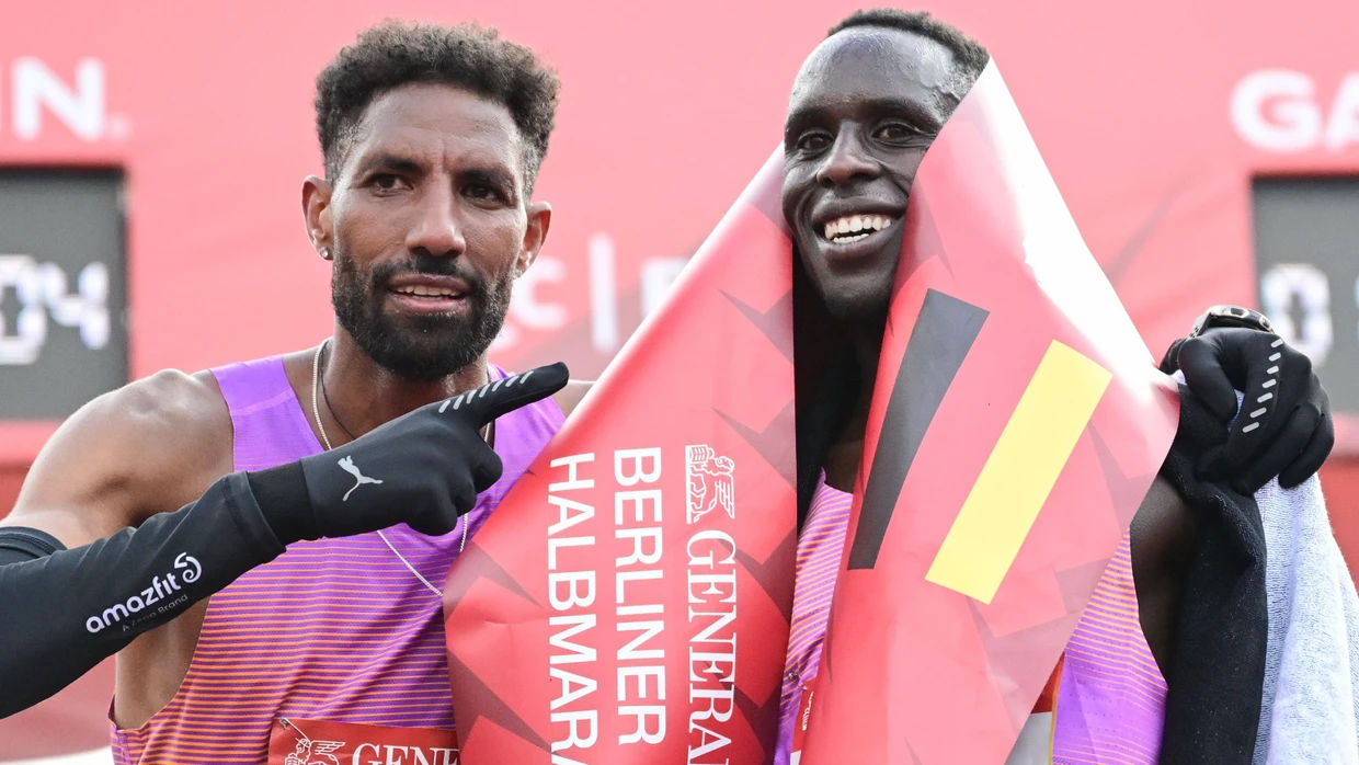 Heimlicher Sieger? Amanal Petros (links) steht neben seinem Pacemaker Dennis Kipkemoi