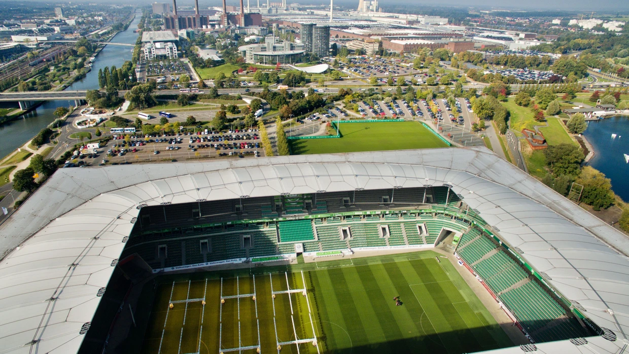  Blick über die Volkswagen-Arena auf das Volkswagen-Werk mit der Autostadt in Wolfsburg