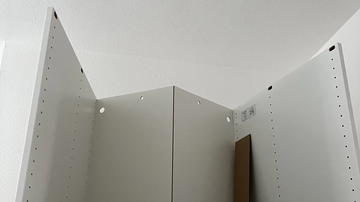 Kann man den Ikea Kleiderschrank Pax wirklich in 20 Minuten aufbauen?