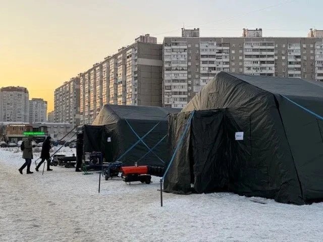 Wärmezelte in einem Kiewer Stadtteil am linken Dnjepr-Ufer.