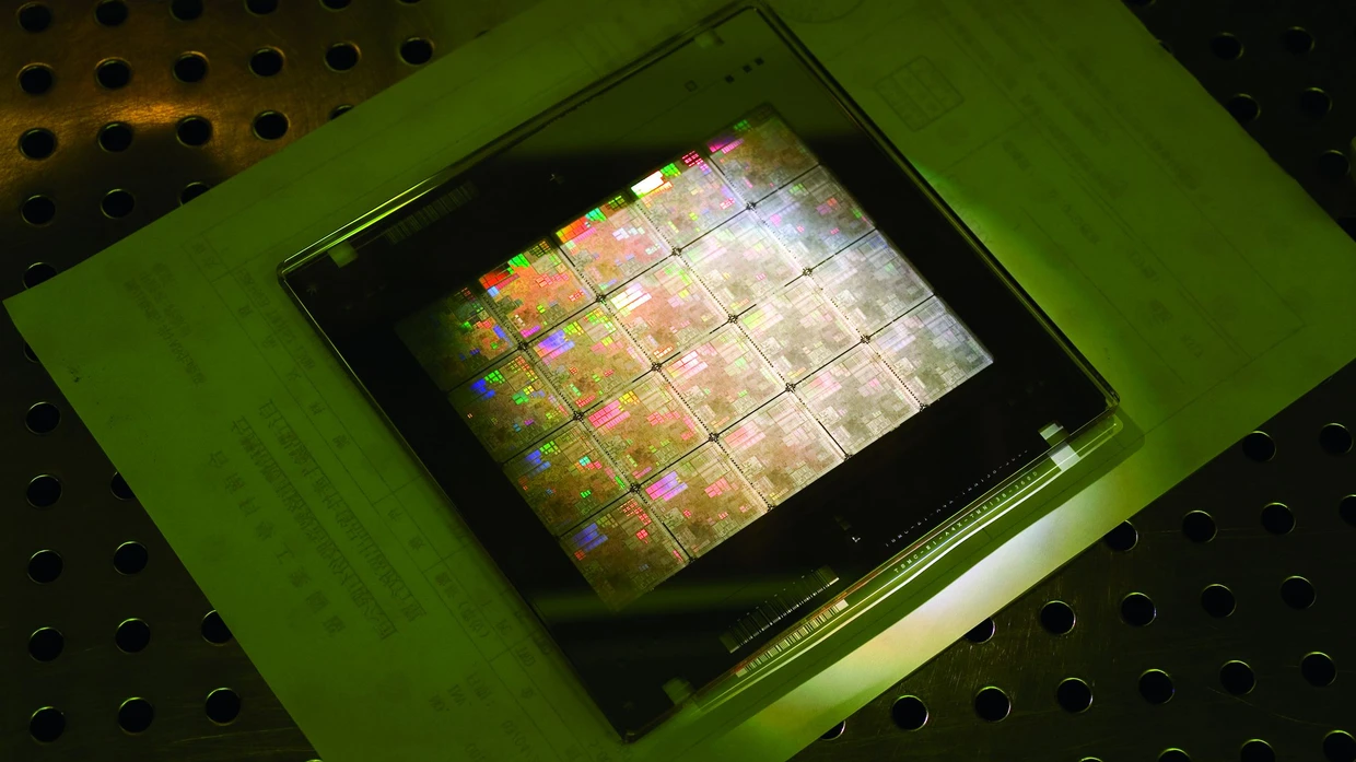 Photonische Chips sehen auf den ersten Blick aus wie normale Computerchips. Doch statt mit Transistoren, sind sie mit unzähligen Wellenleitern und anderen optischen Bauteilen bestückt. Abgebildet ist ein Wafer des amerikanischen Chip-Herstellers Nvidia.