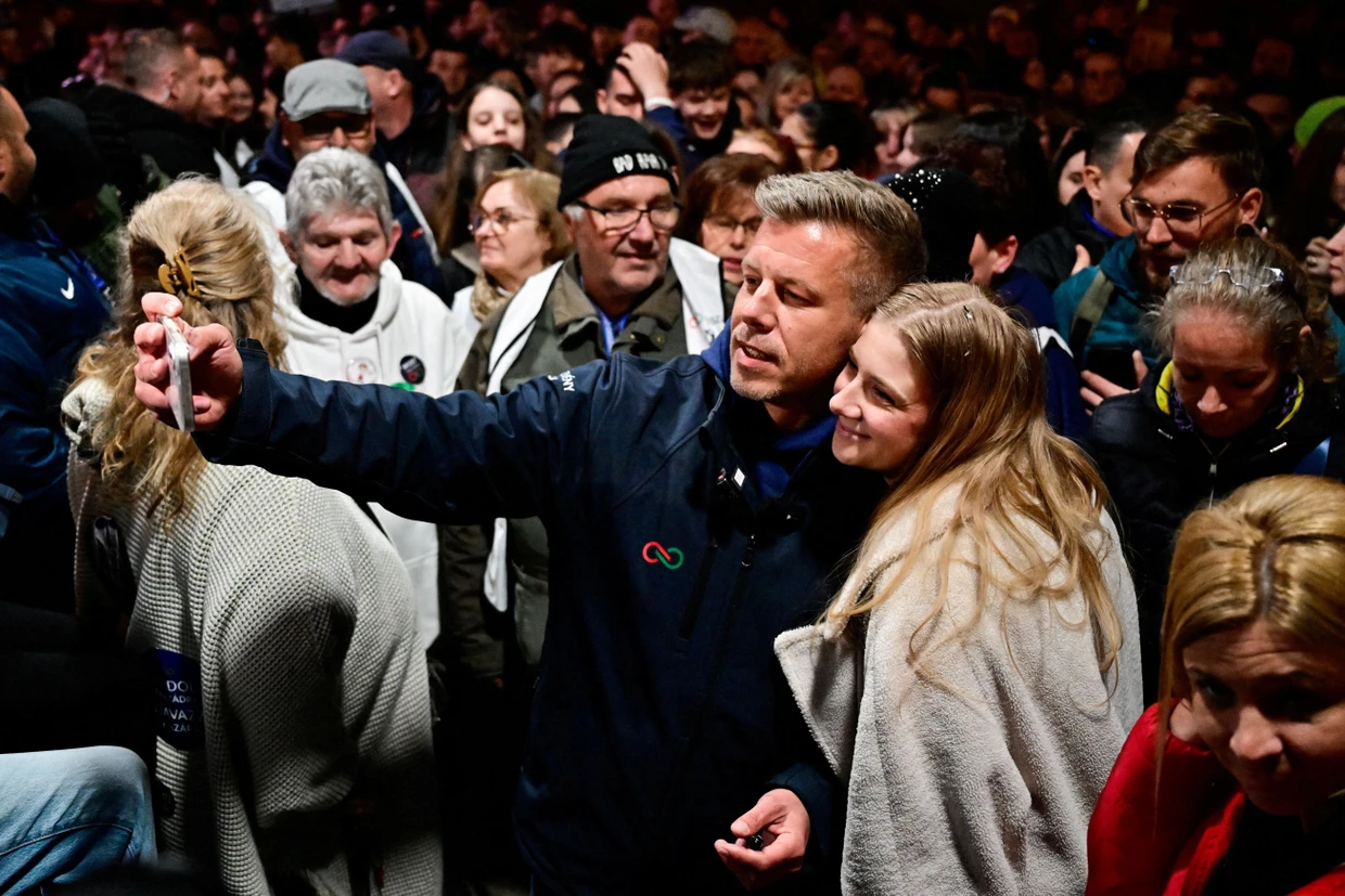 Gemeinsames Selfie: Péter Magyar mit einer Unterstützerin im Wahlkampf in Miskolc