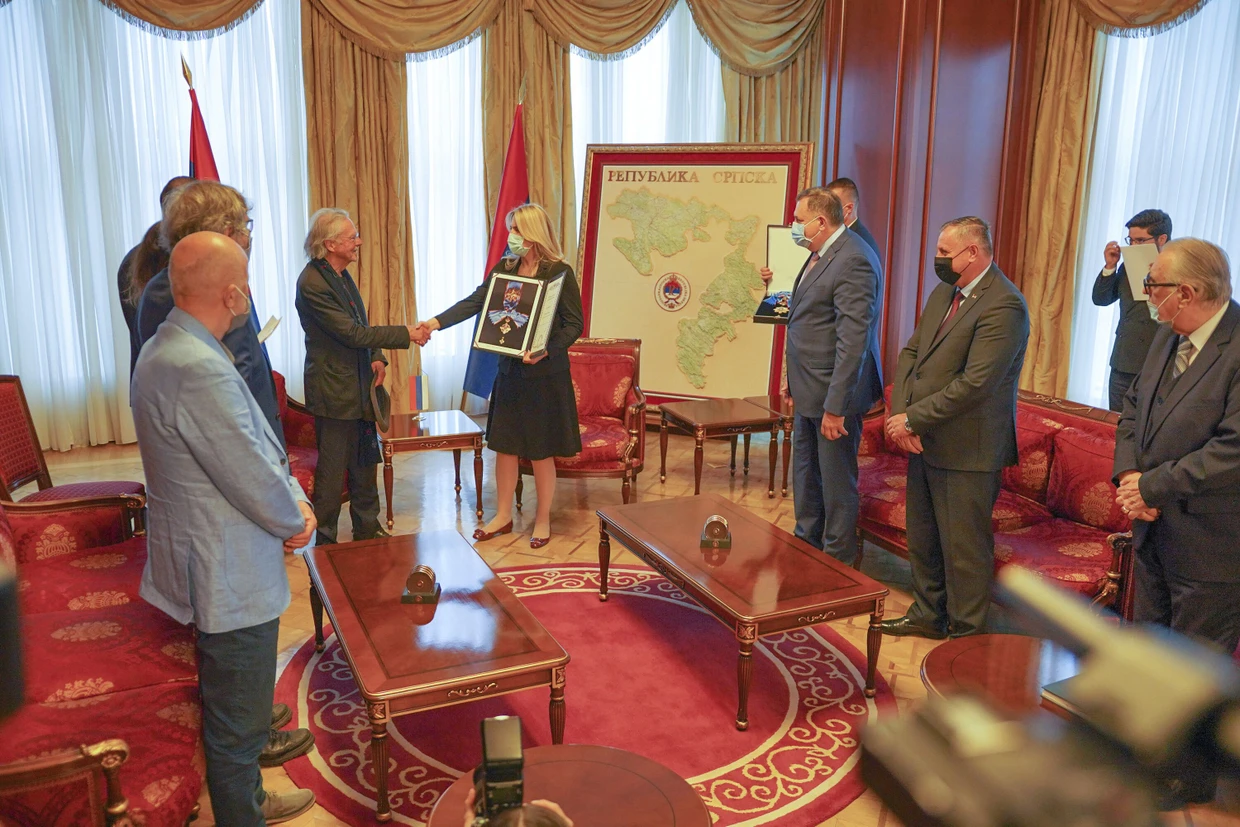 7. Mai 2021, Handke erhält in Banja Luka den höchsten Orden der Republika Srpska, eine der beiden Entitäten von Bosnien und Herzegowina, die mehrheitlich von bosnischen Serben bewohnt wird.