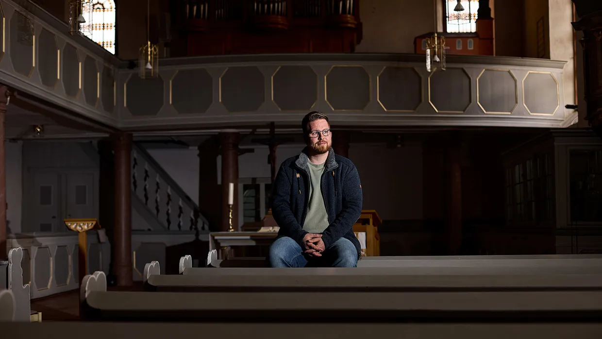 Neuzugang: Pfarrer Florian Witzel in der Kirche in Nieder-Wöllstadt an einem Tag ohne Gottesdienst