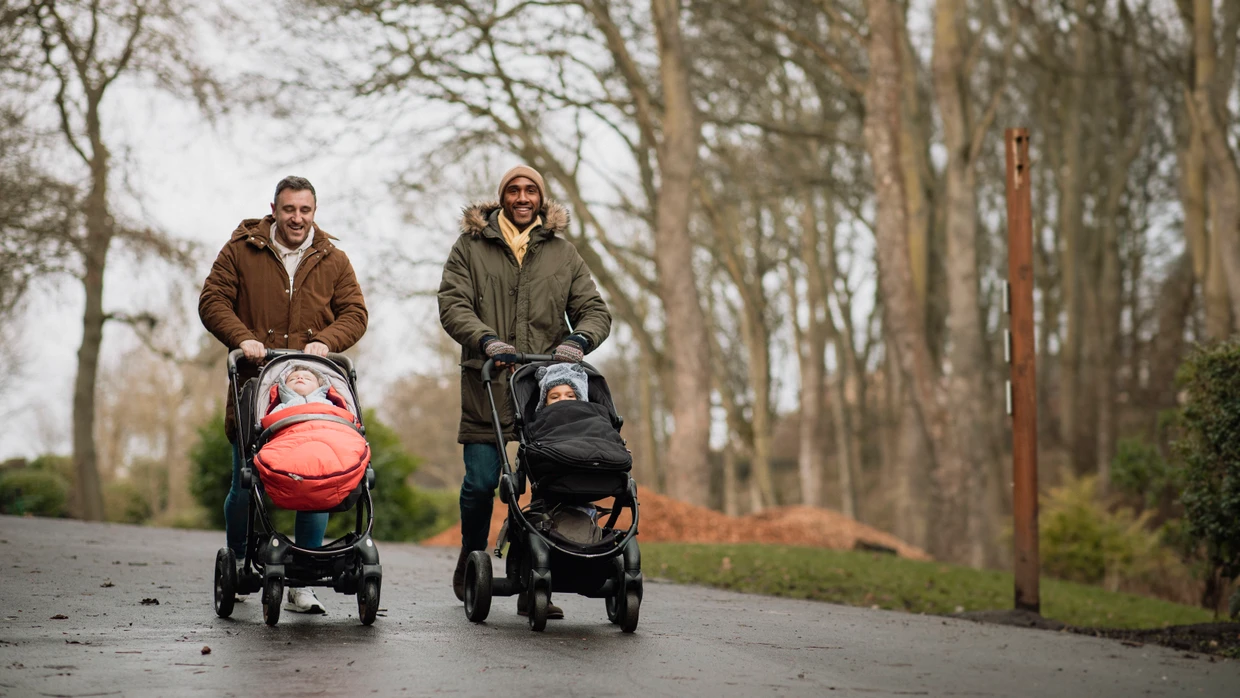 In der Sprache der „Cool Dads of Munich“ heißt dieses Format „Walk & Talk“: Männer mit Kinderwagen beim Spazierengehen.