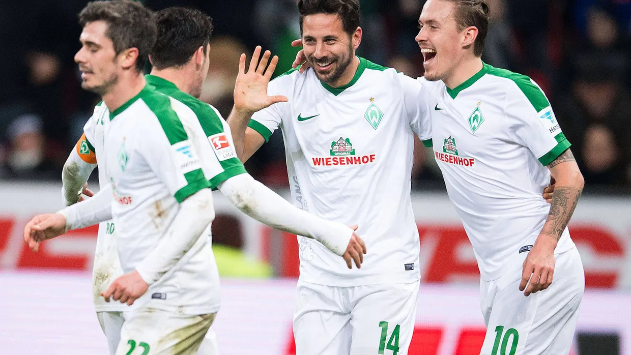 Der Retter: Claudio Pizarro (Mitte) beschert seinen Temkameraden und Werder mit seinem ersten Saisontor einen Punkt