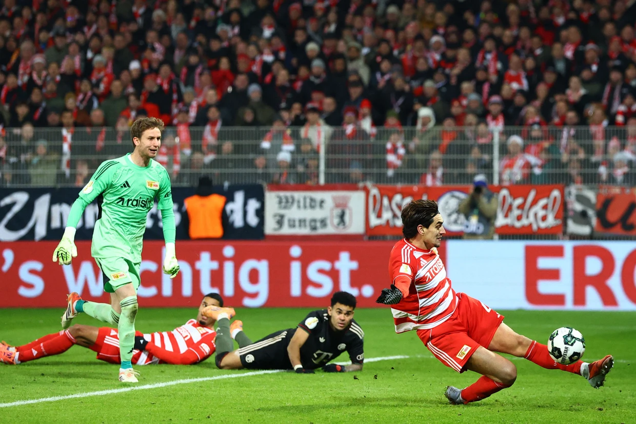 Diogo Leite (rechts) entschärft einen Ball kurz vor der eigenen Torlinie.